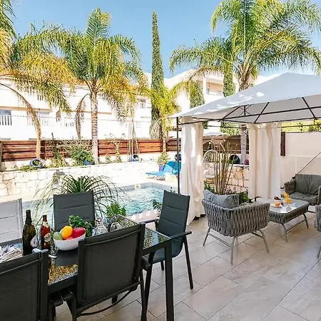Ideal For Families, Couples, Or Friends ! *